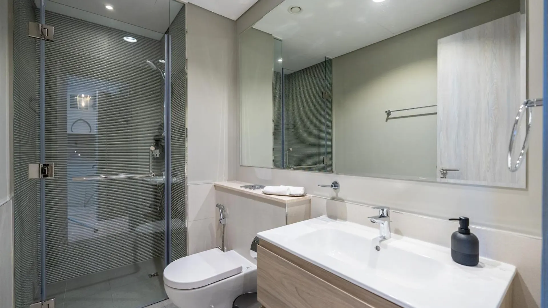 Keyrock Living - Lakeview Escape In Business Bay Dubai