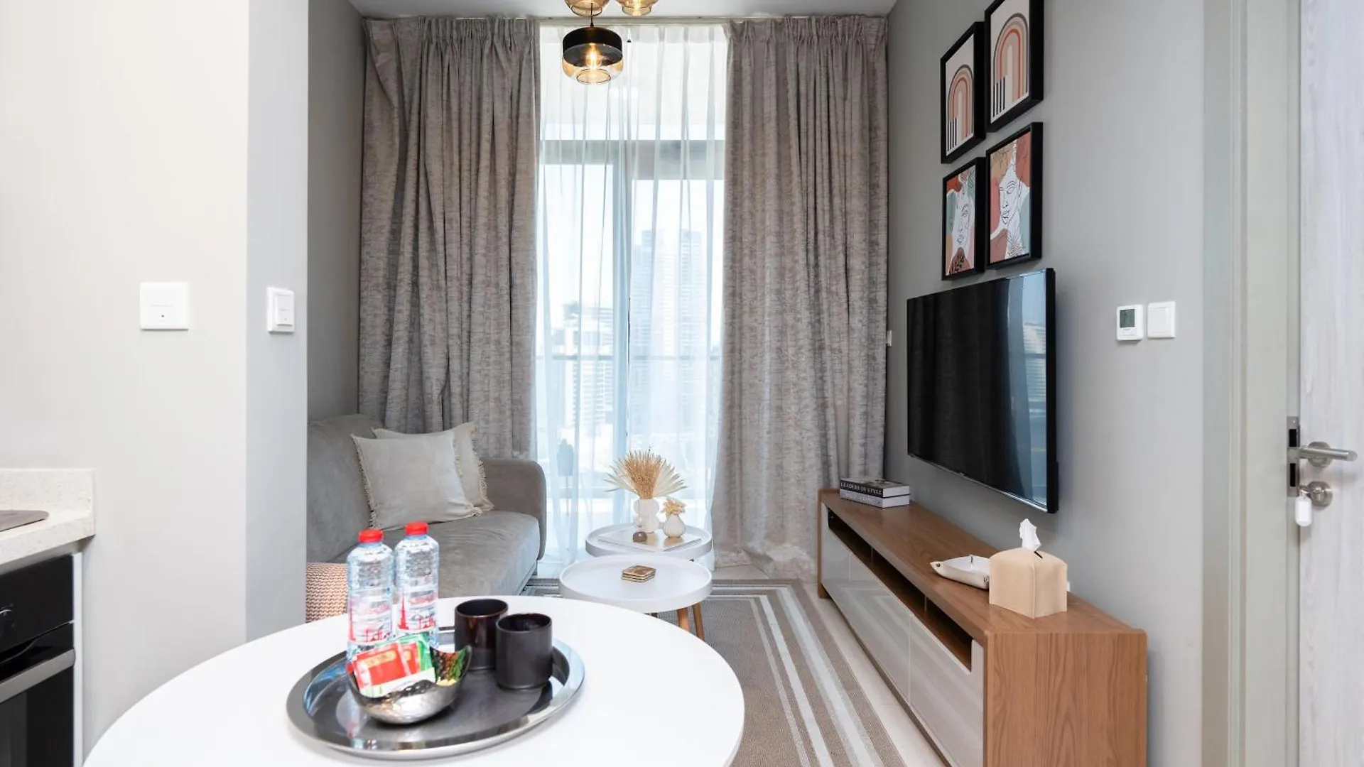 Keyrock Living - Lakeview Escape In Business Bay Dubai 0*,