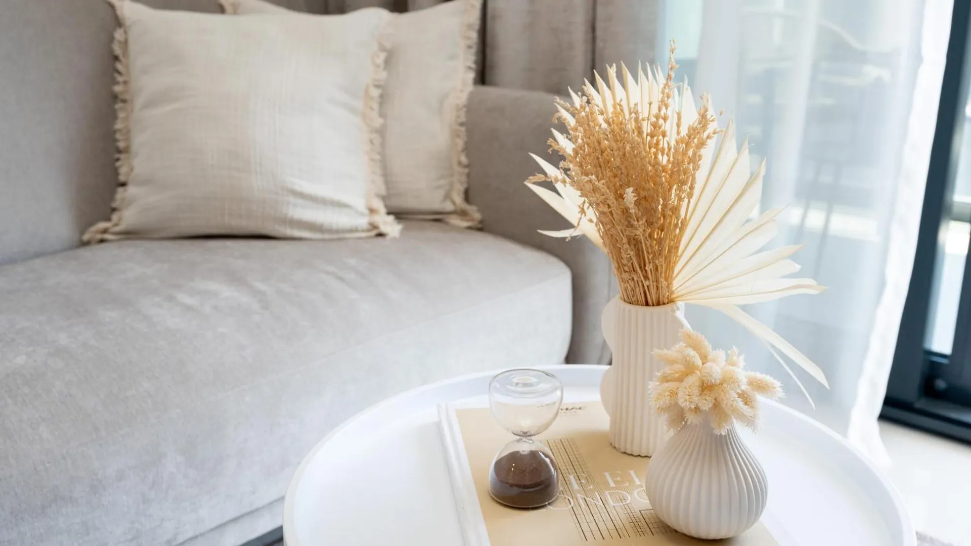 Apartment Keyrock Living - Lakeview Escape In Business Bay Dubai