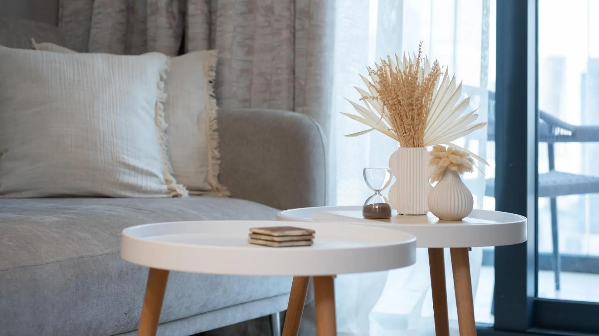 Keyrock Living - Lakeview Escape In Business Bay Dubai Apartment