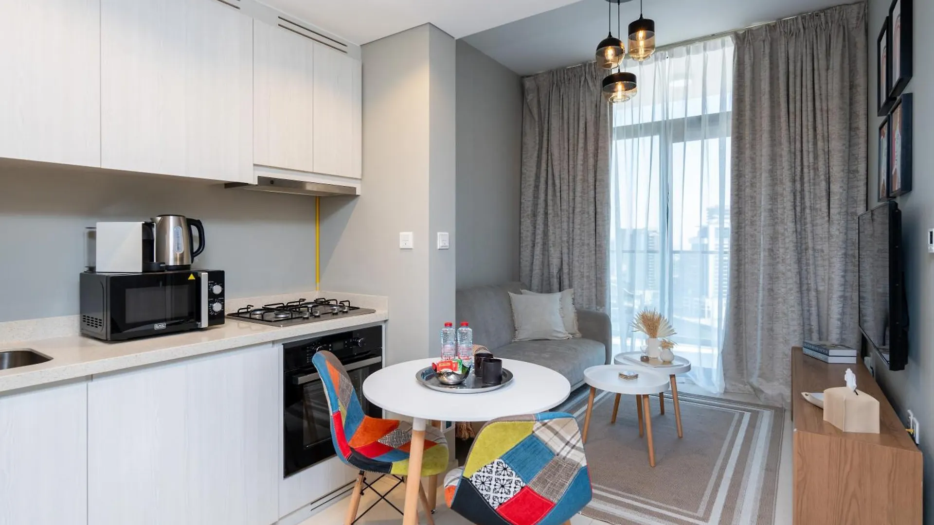Keyrock Living - Lakeview Escape In Business Bay Dubai Apartment