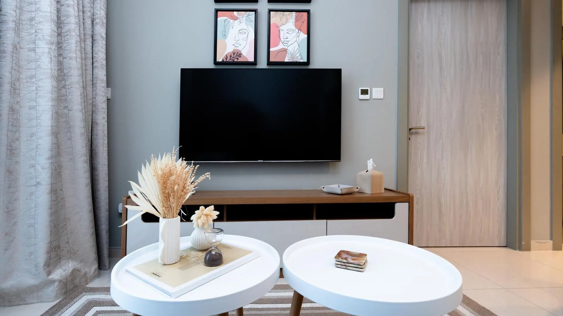Keyrock Living - Lakeview Escape In Business Bay Dubai Apartment