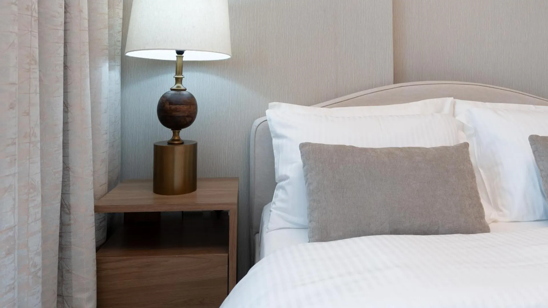 Keyrock Living - Lakeview Escape In Business Bay Dubai