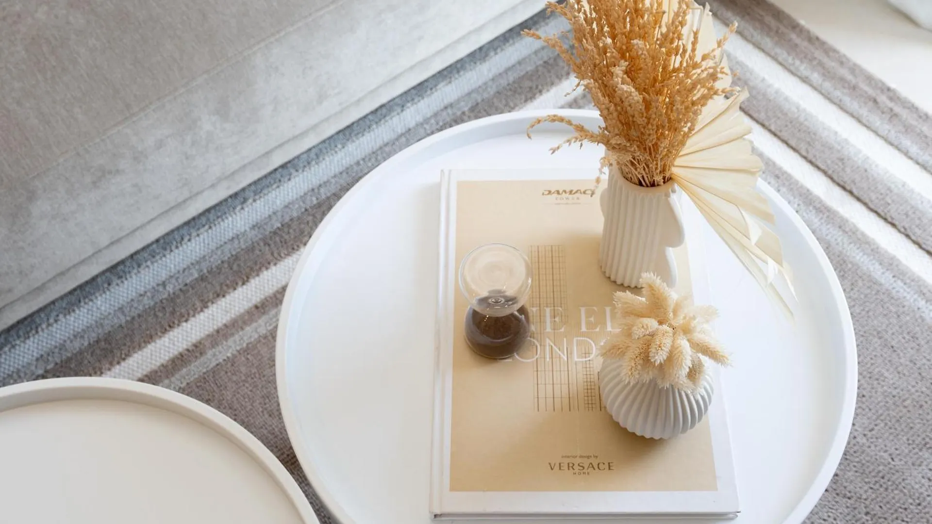 Keyrock Living - Lakeview Escape In Business Bay Dubai