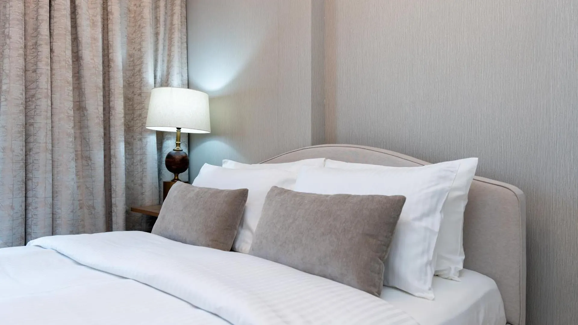 Keyrock Living - Lakeview Escape In Business Bay Dubai