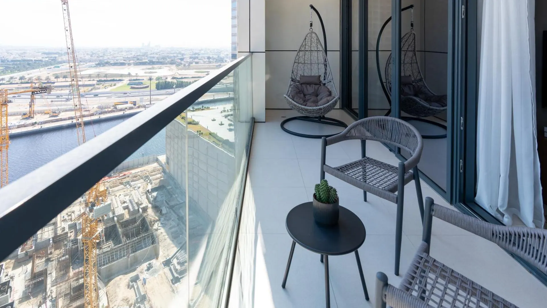 Apartment Keyrock Living - Lakeview Escape In Business Bay Dubai