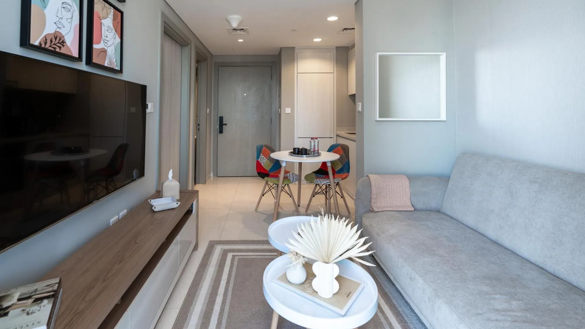 Keyrock Living - Lakeview Escape In Business Bay Dubai Apartment